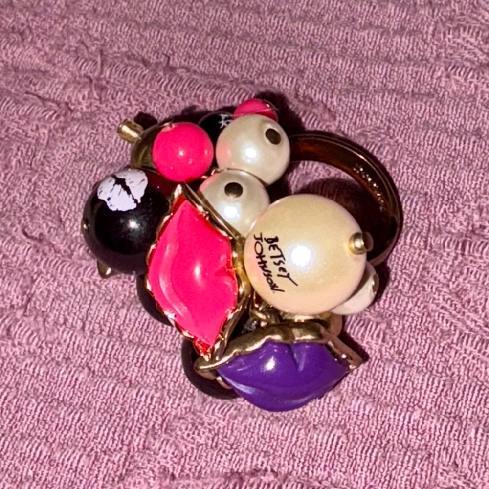 RARE Betsey Johnson Ring 👄💜💋💖